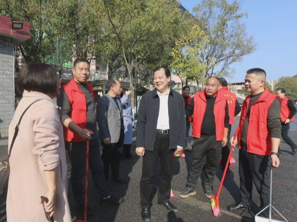 【新春走基层】齐心大扫除 洁净迎新春