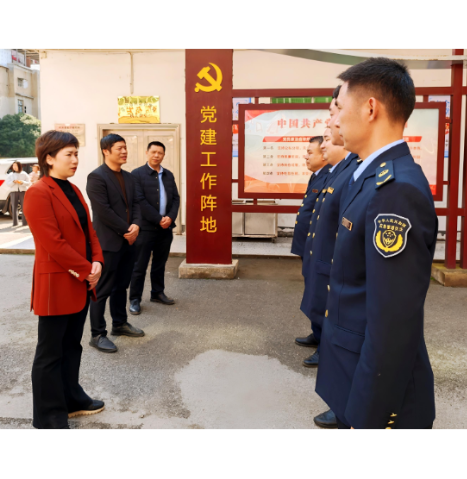 邓艳红走访慰问值班值守工作人员