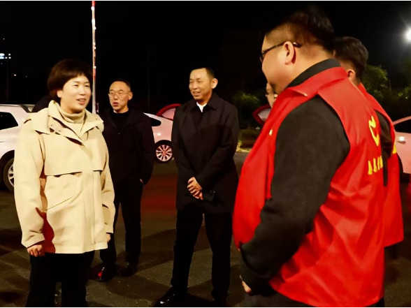 邓艳红除夕夜看望慰问禁燃禁放一线工作人员
