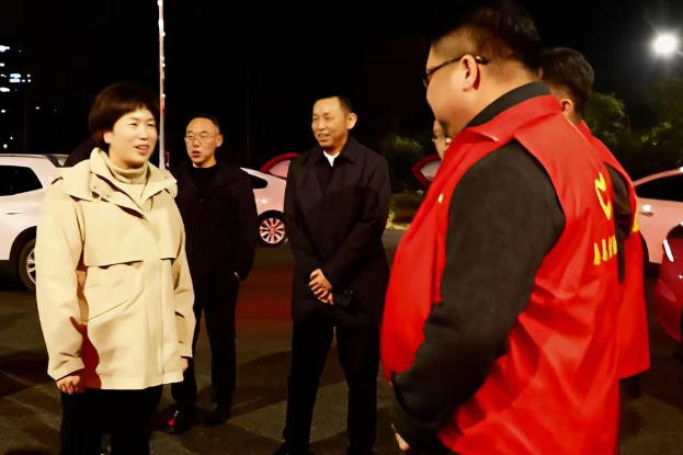 邓艳红除夕夜看望慰问禁燃禁放一线工作人员