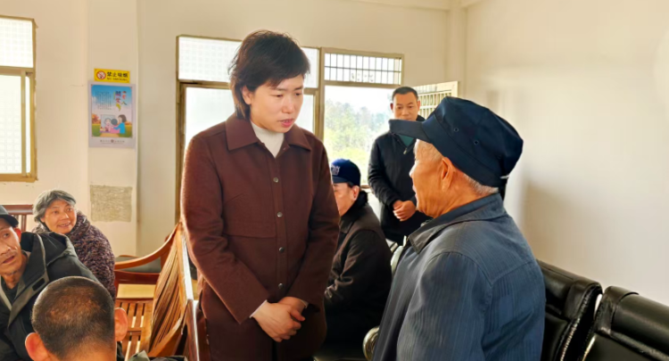 邓艳红督导安全生产 走访慰问困难群众