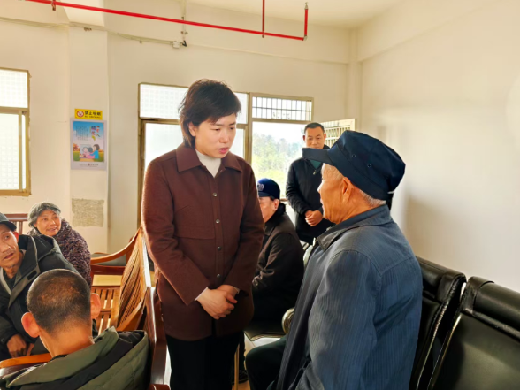 邓艳红督导安全生产 走访慰问困难群众