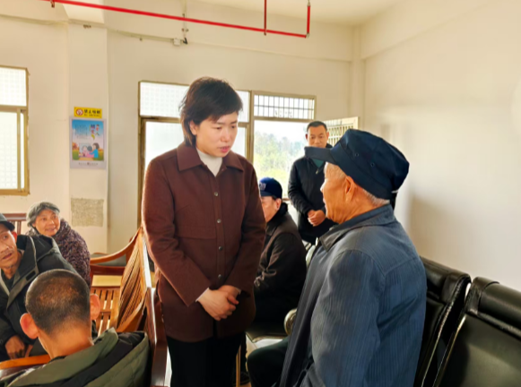 邓艳红督导安全生产 走访慰问困难群众