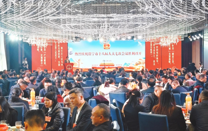 罗卫华看望出席市十八届人大七次会议的代表 邓艳红参加