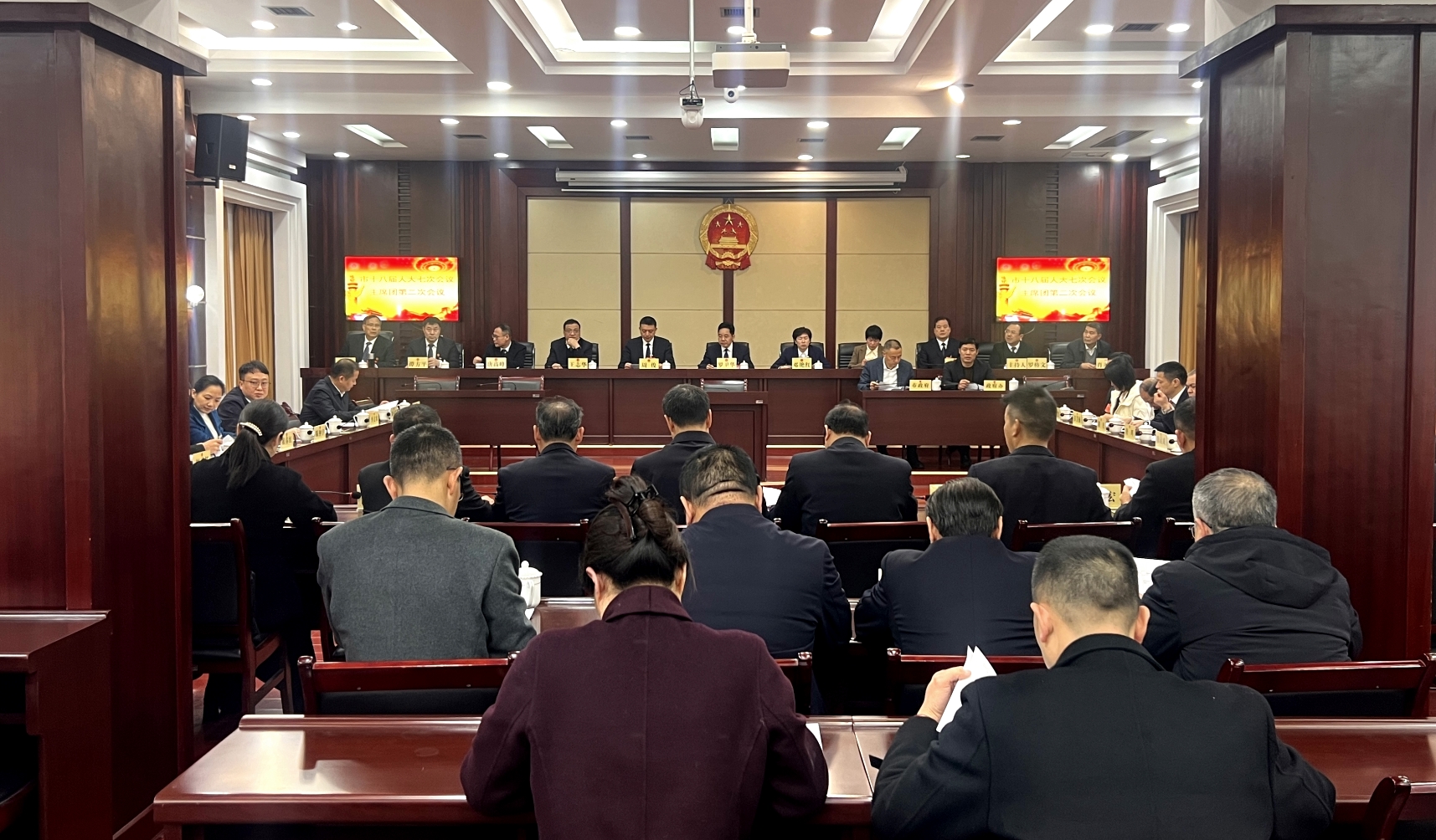 市十八届人大七次会议主席团召开第二次会议_看图王.jpg