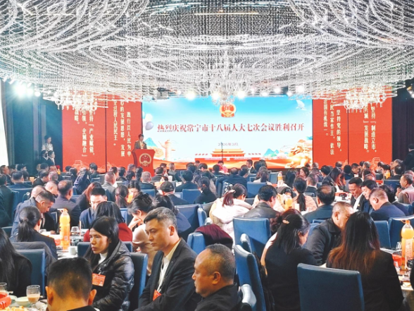 罗卫华看望出席市十八届人大七次会议的代表 邓艳红参加