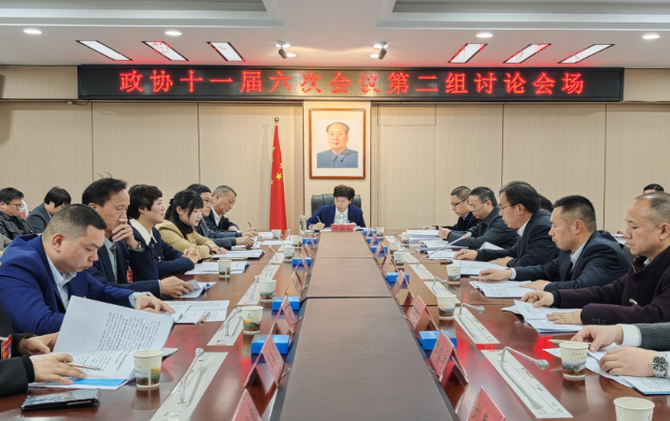 邓艳红参加经济界二组讨论