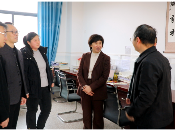 邓艳红到市二中调研教育相关工作