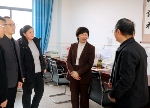 邓艳红到市二中调研教育相关工作