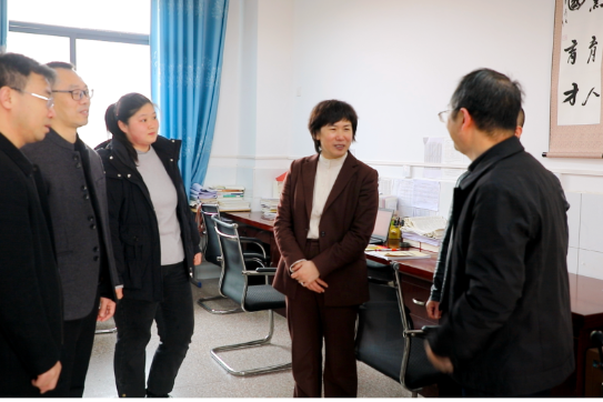 邓艳红到市二中调研教育相关工作