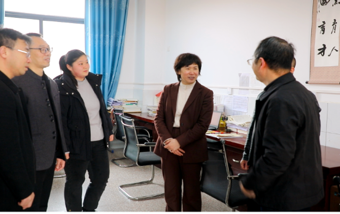 邓艳红到市二中调研教育相关工作