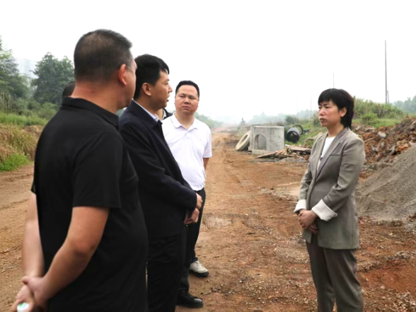 邓艳红调研“三类”资金项目建设工作