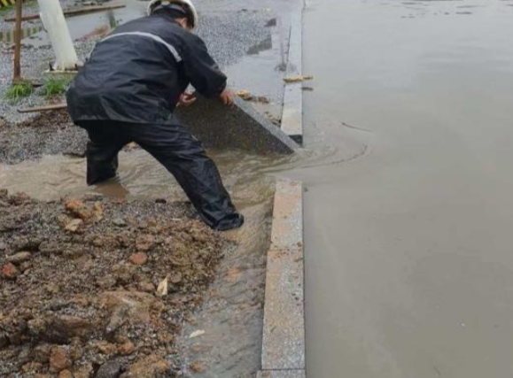 筑牢“防汛安全堤坝”市政多措并举开展防汛应急工作