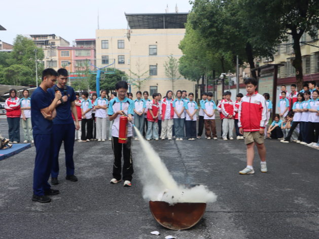 常宁八中师生探秘消防站 沉浸式解锁安全新技能