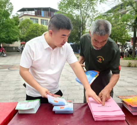民法典普法进乡村 法治服务暖民心