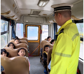 曲潭街道：多部门联合执法 筑牢校园交通安全防线