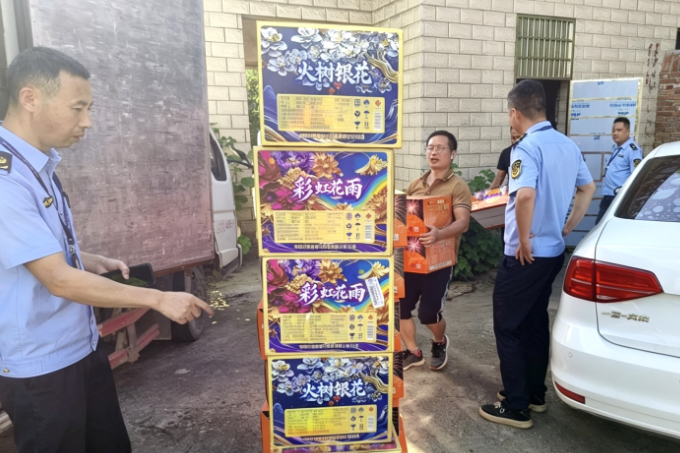 水口山镇：联合执法查处非法储存烟花爆竹