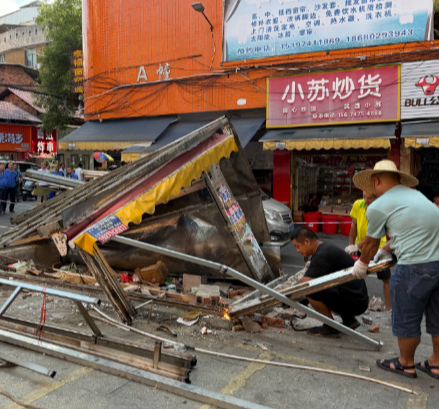 常宁:多部门联合拆违 疏通荣华商贸城消防通道