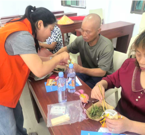 常宁市齐心社会工作服务中心：粽香伴佳节 慰问送真情