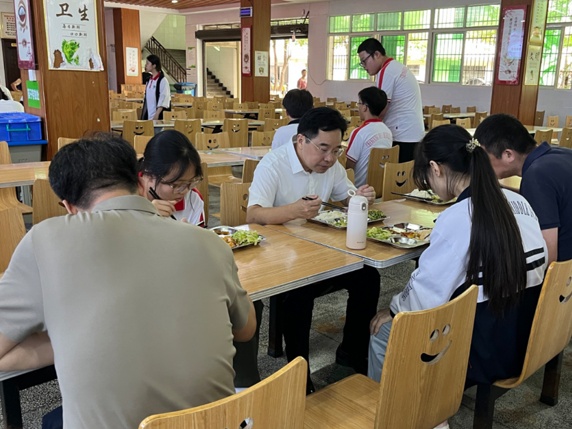 罗卫华到市一中调研校园安全工作并陪餐