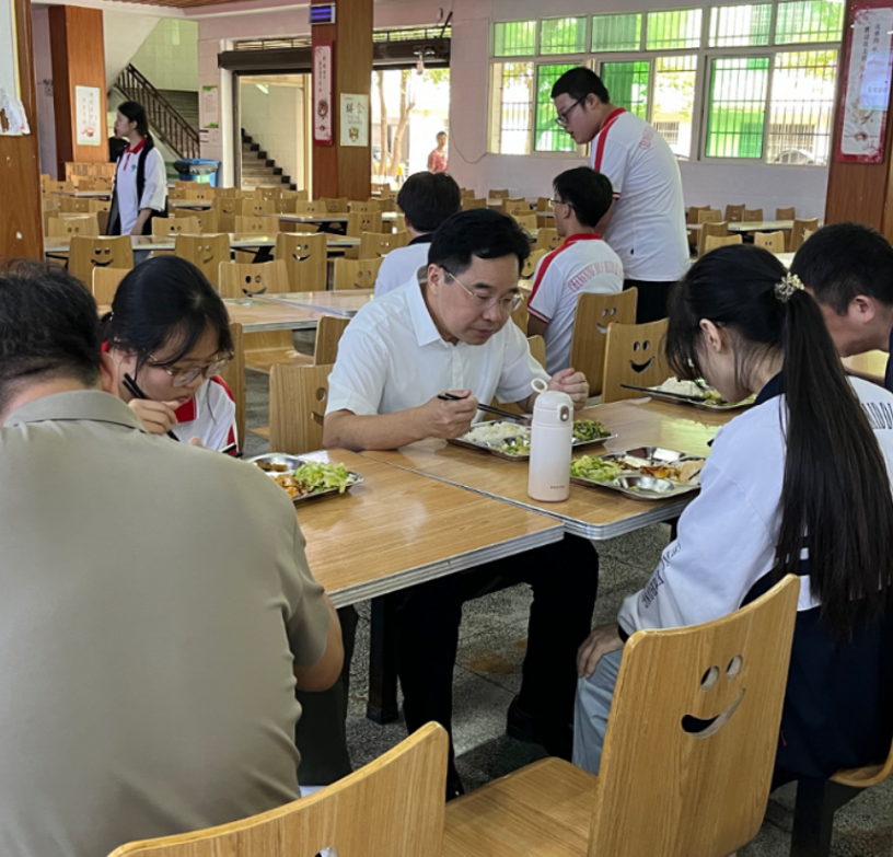 罗卫华到市一中调研校园安全工作并陪餐