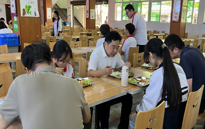 罗卫华到市一中调研校园安全工作并陪餐