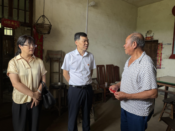 段鸣“七一”走访慰问党员