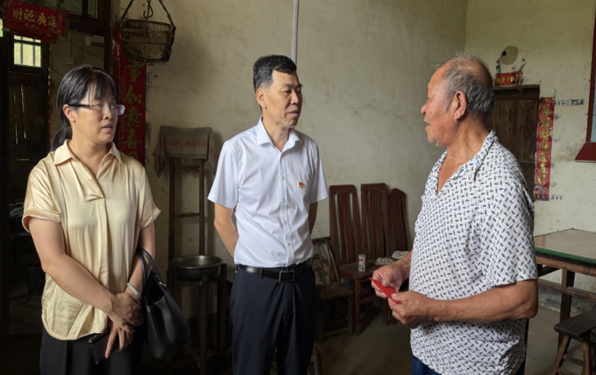 段鸣“七一”走访慰问党员