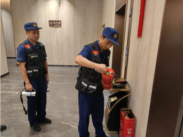 常宁消防开展夜间消防安全集中排查 全面筑牢老旧小区安全防线