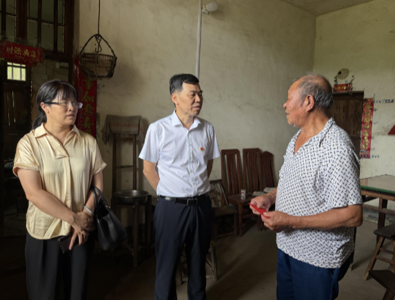 段鸣“七一”走访慰问党员