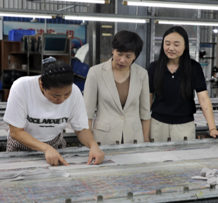 邓艳红调研鞋服企业安全生产工作
