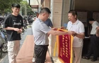 贴心服务化难题 群众致谢送锦旗