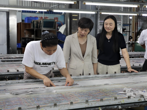 邓艳红调研鞋服企业安全生产工作