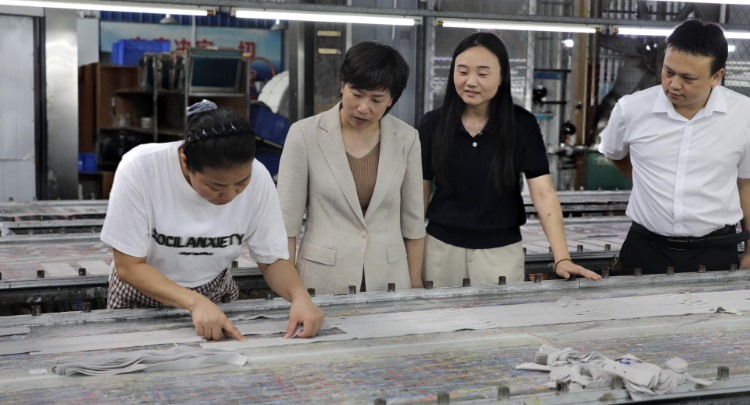 邓艳红调研鞋服企业安全生产工作