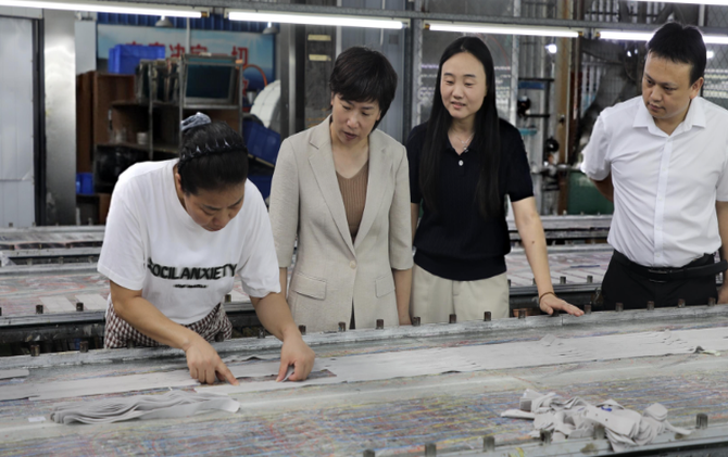 邓艳红调研鞋服企业安全生产工作