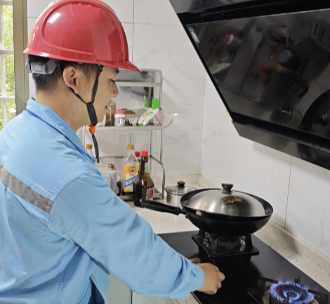 老旧小区通上天然气 数百户居民告别“扛罐上楼”