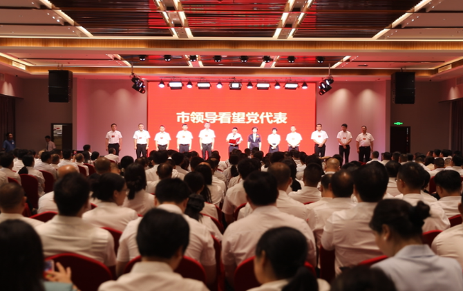 罗卫华看望出席市第十四次党代会的代表 邓艳红参加