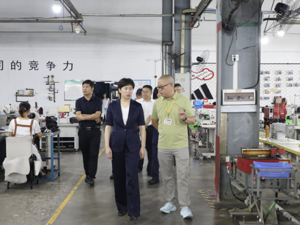 邓艳红深入重点企业走访调研 