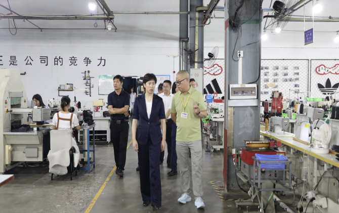 邓艳红深入重点企业走访调研 