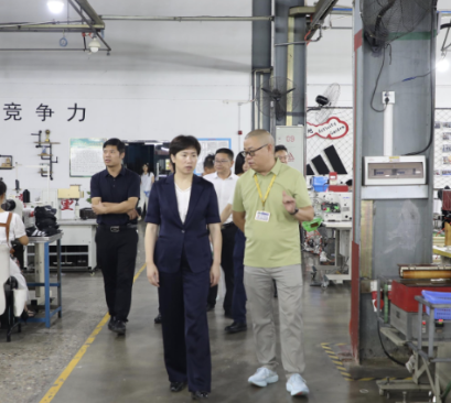 邓艳红深入重点企业走访调研