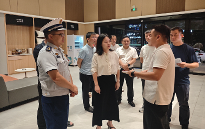 常宁：开展商贸场所消防夜查 织密人员密集场所安全防护网