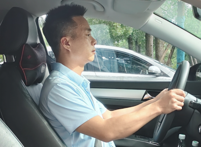 【脱下戎装 他们依然是“尖兵”】刘军:握稳“安全方向盘” 当好公务出行“护航员”