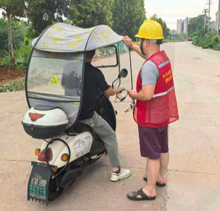 水口山镇:严抓路面劝导 守护出行平安