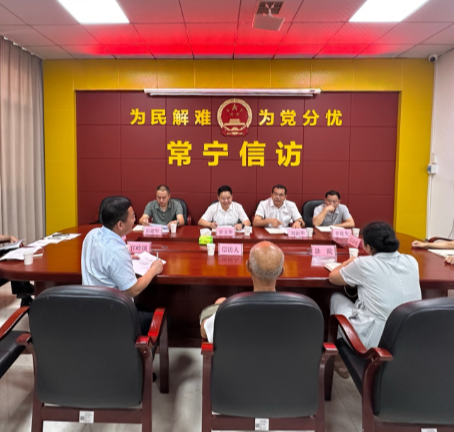 罗卫华接待来访群众