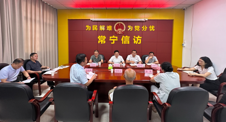 罗卫华接待来访群众