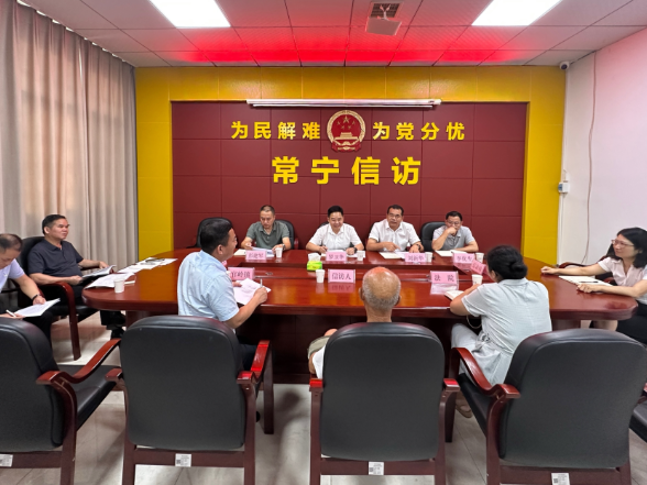 罗卫华接待来访群众