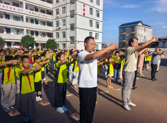 常宁市东湖完小举办纪念孔子诞辰日暨整本书阅读展演活动