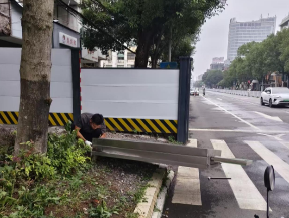 接诉即办 | 倾斜灯箱当日拆除 火速消除隐患 守护市民出行安全