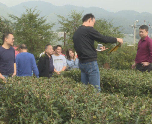 市委党校中青年干部培训班临时党支部开展“主题党日”活动