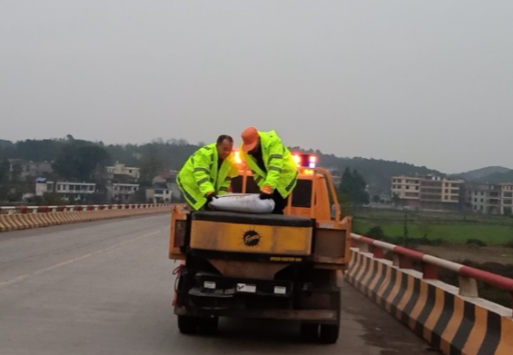 出击！常宁公路养护人全力战“冻”